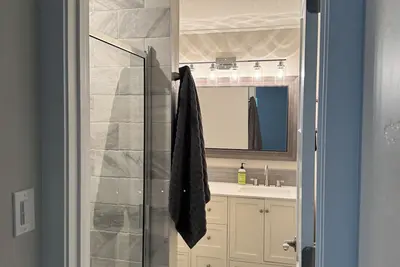 Image de Cozy and spacious retreat with a large yard in Boise.