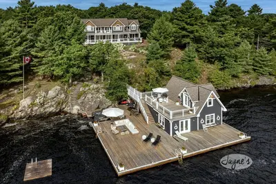 Image de 5 bed 5 bath Cottage + Bunkie + Boathouse on Lake Muskoka