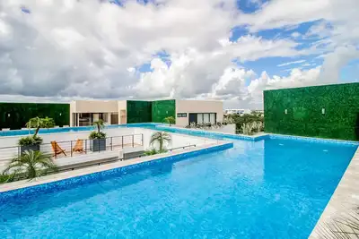 Colorful second-floor studio with pool access & WiFi - beach nearby