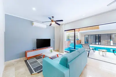 Image de Colorful condo with plunge pool, deck, full kitchen - beach nearby
