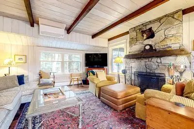 Image de Secluded home with game room, private hot tub, golf, river & mtn views, firepit