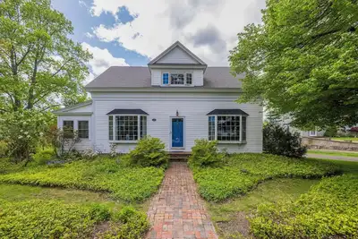 Image de Steps from Dock Square & under a mile to Beach. Perfect family coastal retreat