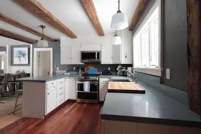 Image de Explore the charm post and beam farmhouse with 4 bedrooms near beaches