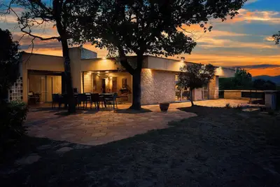 Image de Villa d' architecte avec piscine en Provence, au pied du Mont-Ventoux