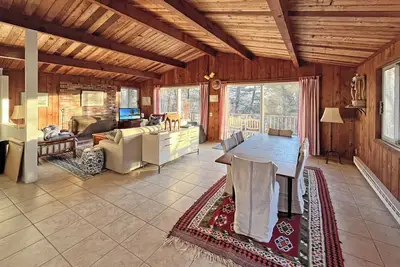 Image de Nestled among the pitch pines, southern exposure, steps from Old Wharf beaches!