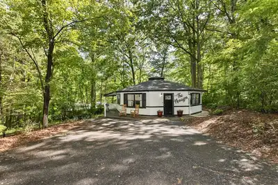 Image de Fun & Funky Asheville Home with Pool Table, Darts