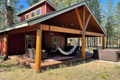 Image de Cozy Hideaway w/outdoor living and hot tub! Close to skiing and hiking.