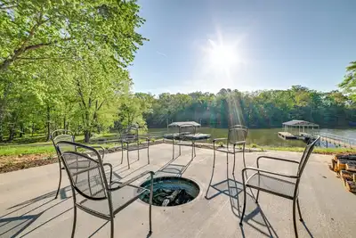 Image de Beautiful Kentucky Lake Getaway w/ Dock & Deck!