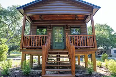 Image de Deluxe Rustic Tiny Cabin