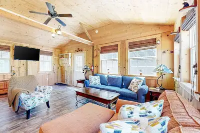 Image de Secluded dog-friendly cabin near golf with enclosed yard, firepit & washer\/dryer