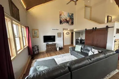 Sanctuary Parish 18Ft ceilings, 5 bedrooms, & 3 baths