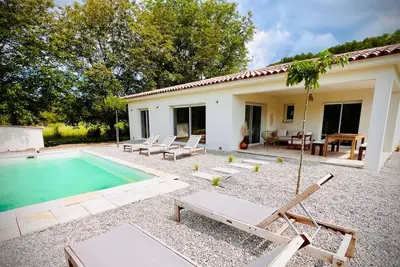 Image de Superbe Villa 8p. au calme, piscine, grd terrain clos, clim, terrasse couverte