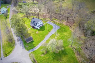 Image de The Whitetop Farmhouse Getaway 4 Bedrm 2 Bathrm at Creeper Trailhead in Whitetop