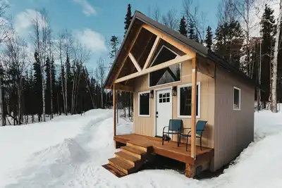 Image de Discover tranquility in a deluxe tiny house amidst Eklutna Valley's natural beauty.