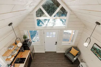 Image de Perfect for two, this cozy retreat offers all you need for an Eklutna Valley getaway