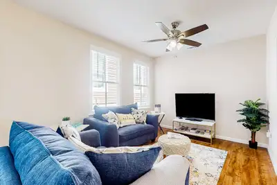 Renovated bungalow with central Ac, W/D, & modern kitchen, Free Wifi