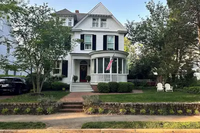 Image de Murray Hill beauty with short walk to Main Street