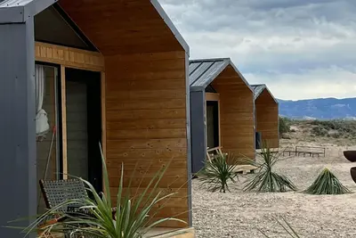 Image de King Bed-Firepit-Shade-Chairs-Dark Skies