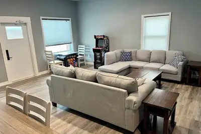 Image de Great Location! ! Beautiful newly constructed large one bedroom retreat.