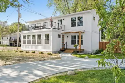 Image de Spring Lake cottage with hot tub, private waterfront and views, boat dock