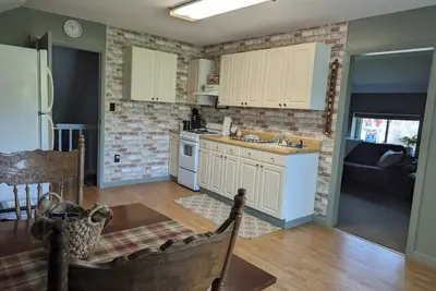 Image de Your Home away from Home! Conveniently, centrally located, village home