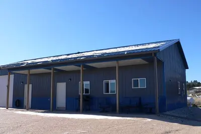 Image de Country setting, minutes from Custer. Paved road. No Cleaning Fees. Unit 2