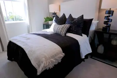 Image de Freeway Close, center of La, near colleges, Ports, amusement parks, all of SoCal