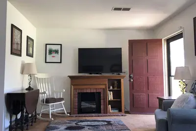Image de Comfy and Cozy La Verne Townhome - New Listing Special!