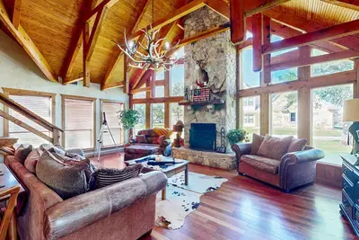 Image de Lake view home with expansive yard, lovely porch & nearby lake access