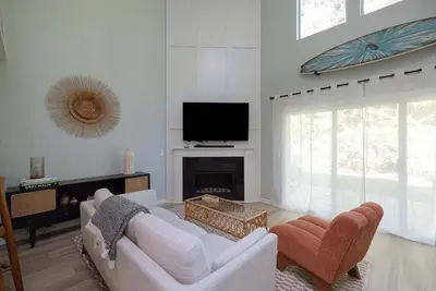 New! Updated Bungalow Close to Beach!