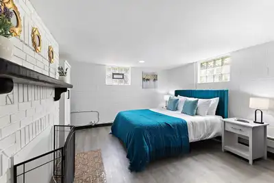 Image de Cozy Speedway Basement. Pet Friendly