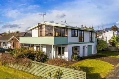 Image de Base: 4 Extra: $30<br>15a Fletcher Street