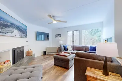 Image de Serene condo near shuttle to slopes with pools, sports courts, & hot tub