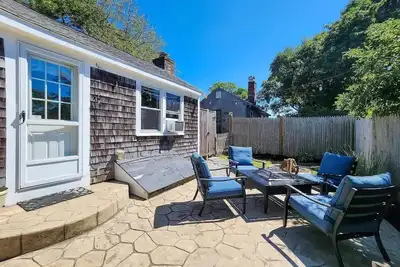 Image de Charming Cape-Cod Cottage with Fire Pit