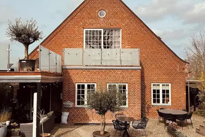 Image de Design house only 15min from city center.