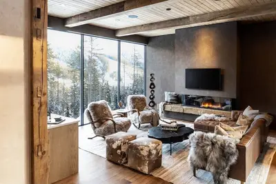 New 2024 Luxury Ski in Ski out Home at Whitefish Mountain Resort - Private Hot