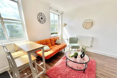 Charming 2-bedroom property nestled in the heart of Southampton Free parking. \n