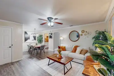 Image de Boho Chic Apt Walk to At&T | GlobeLife | Tx Live!