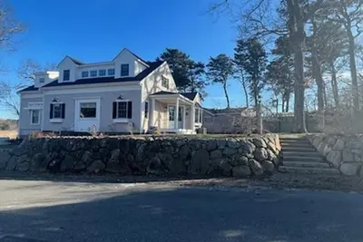 Image de Beautiful Newly Renovated Home in New Silver Beach on Cape Cod in Falmouth, Ma!