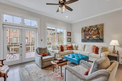 Image de Riverside Getaway In Unbeatable Location W/ Parking by Lucky Savannah