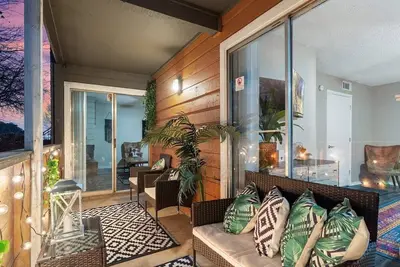 Image de Vibrant Oasis- Dfw Airport\/ Pool\/ Seamless Entry -15 minutes from Dfw airport