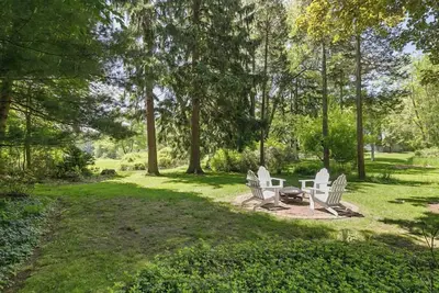 Image de Blue Berry Hill, cozy, spacious retreat just a short walk to Douglas Beach