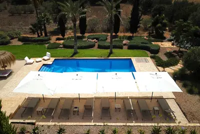 Image de Luxuriöse Villa mit Pool. Ein Ruhepohl mit Blick auf den Sant Salvador