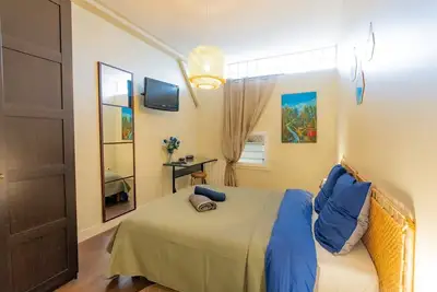 Image de Duplex de 120 m2, comprenant 2 chambres, 2 salles de bain, 1 salon, 1 cuisine