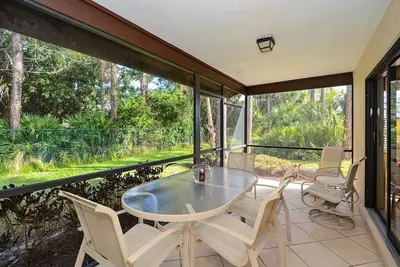 Spacious Cozy Tropical Retreat