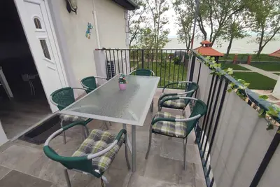 Appartement de vacances directement sur la plage avec vue sur le lac, WiFi et climatisation