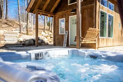 Image de Tumbledown Tiny Home w/ Hot Tub! Awesome hiking area!