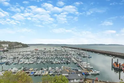 Image de Escape to a 2-bed holiday home in Brixham, boasting stunning sea views and convenient parking.