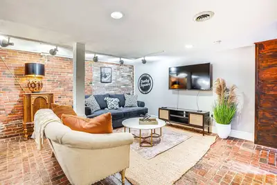 Image de Chic Derby Square Condo in the Heart of Salem!