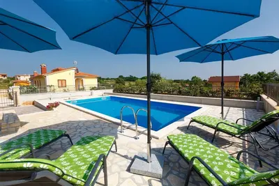 Image de Maison de vacances familiale avec piscine privée dans la verdure